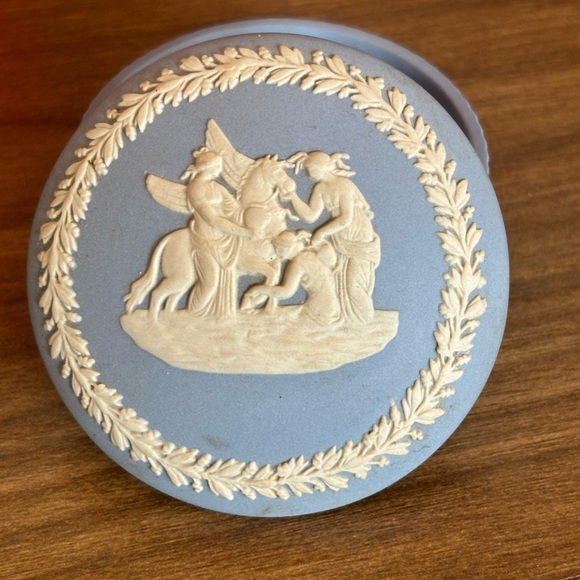 Wedgwood Blue and Cream Jasperware Trinket Box - Picture 4 of 5